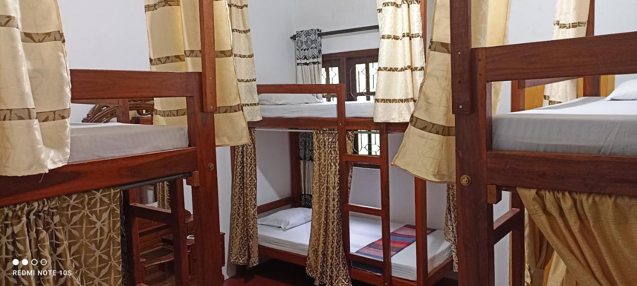 The Traveller'S Hostel & Private Rooms Sigiriya Esterno foto