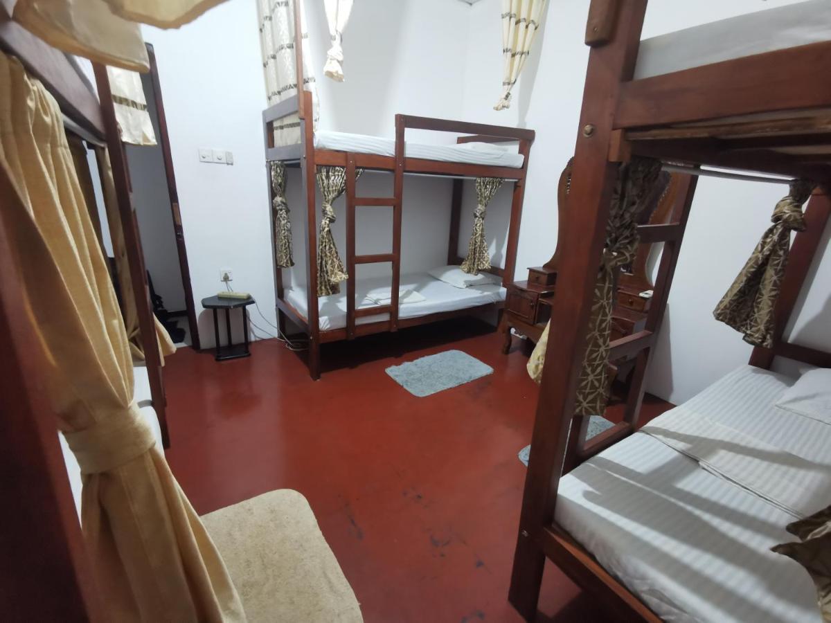 The Traveller'S Hostel & Private Rooms Sigiriya Esterno foto